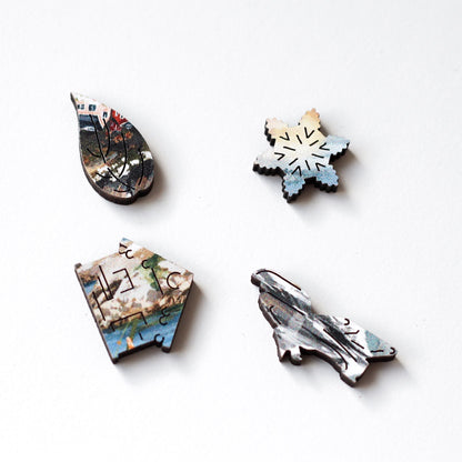 40-Teile-Holzpuzzle „Lofoten Norway“ von Piecely – Illustration der Lofoten mit Bergen, Meer und roten Fischerhütten von Claire Morris.