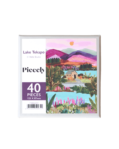40-Teile-Holzpuzzle „Lake Tekapo“ von Piecely – Illustration einer neuseeländischen Landschaft mit Bergen, See und Kirche, von Hebe Studio.