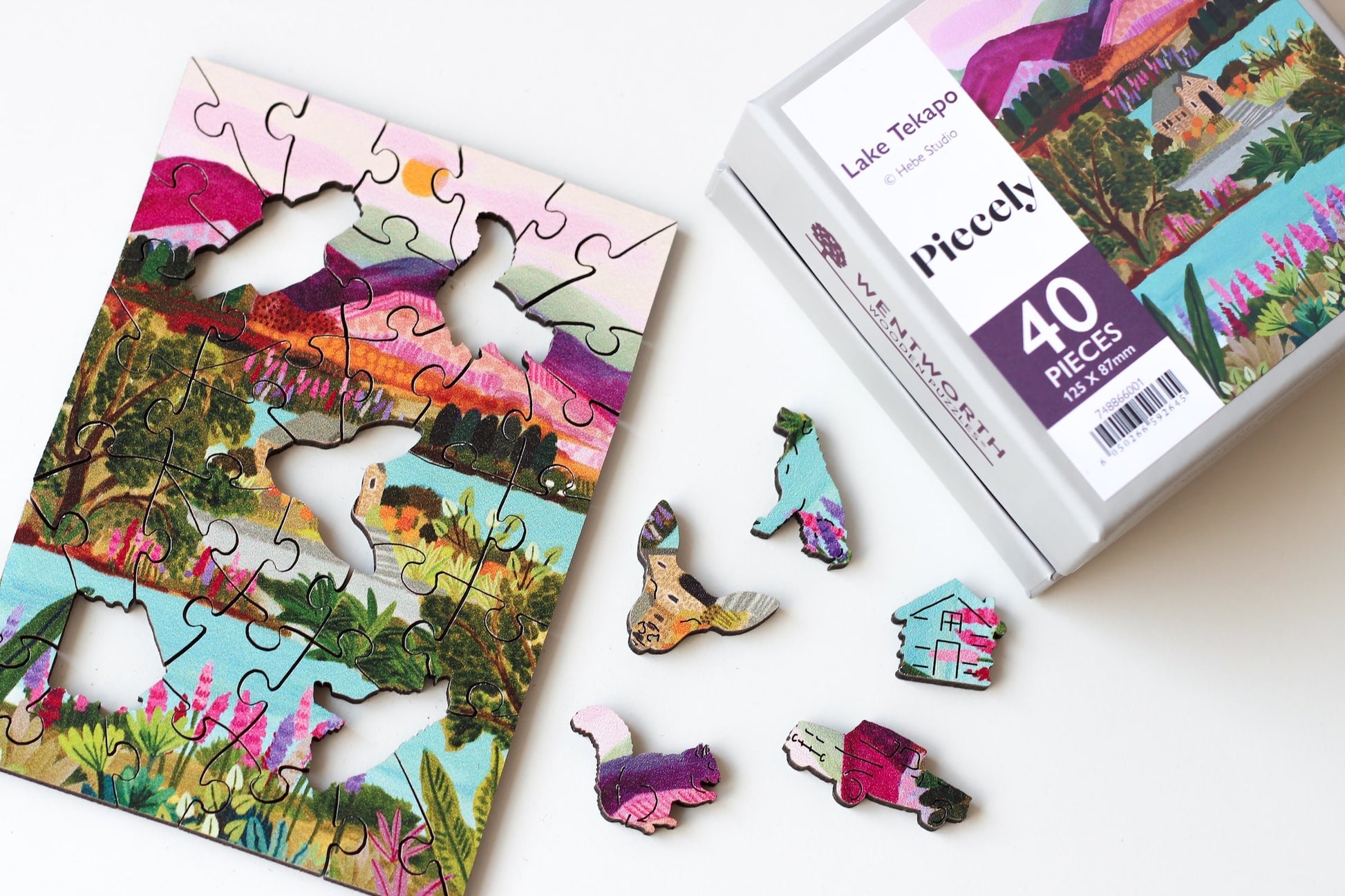 40-Teile-Holzpuzzle „Lake Tekapo“ von Piecely – Illustration einer neuseeländischen Landschaft mit Bergen, See und Kirche, von Hebe Studio.