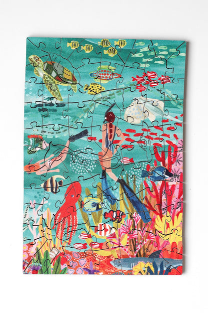 80-Teile-Holzpuzzle „Under the Sea“ von Piecely – farbenfrohe Unterwasser-Illustration mit Fischen, Schildkröte, Oktopus und Korallen von Hebe Studio.