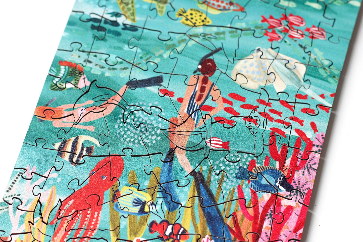 80-Teile-Holzpuzzle „Under the Sea“ von Piecely – farbenfrohe Unterwasser-Illustration mit Fischen, Schildkröte, Oktopus und Korallen von Hebe Studio.