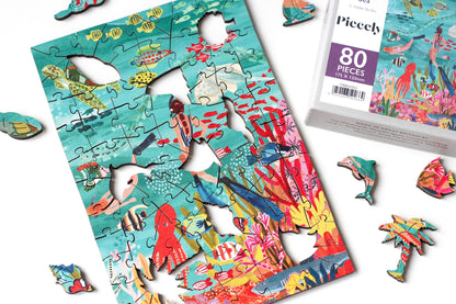 80-Teile-Holzpuzzle „Under the Sea“ von Piecely – farbenfrohe Unterwasser-Illustration mit Fischen, Schildkröte, Oktopus und Korallen von Hebe Studio.