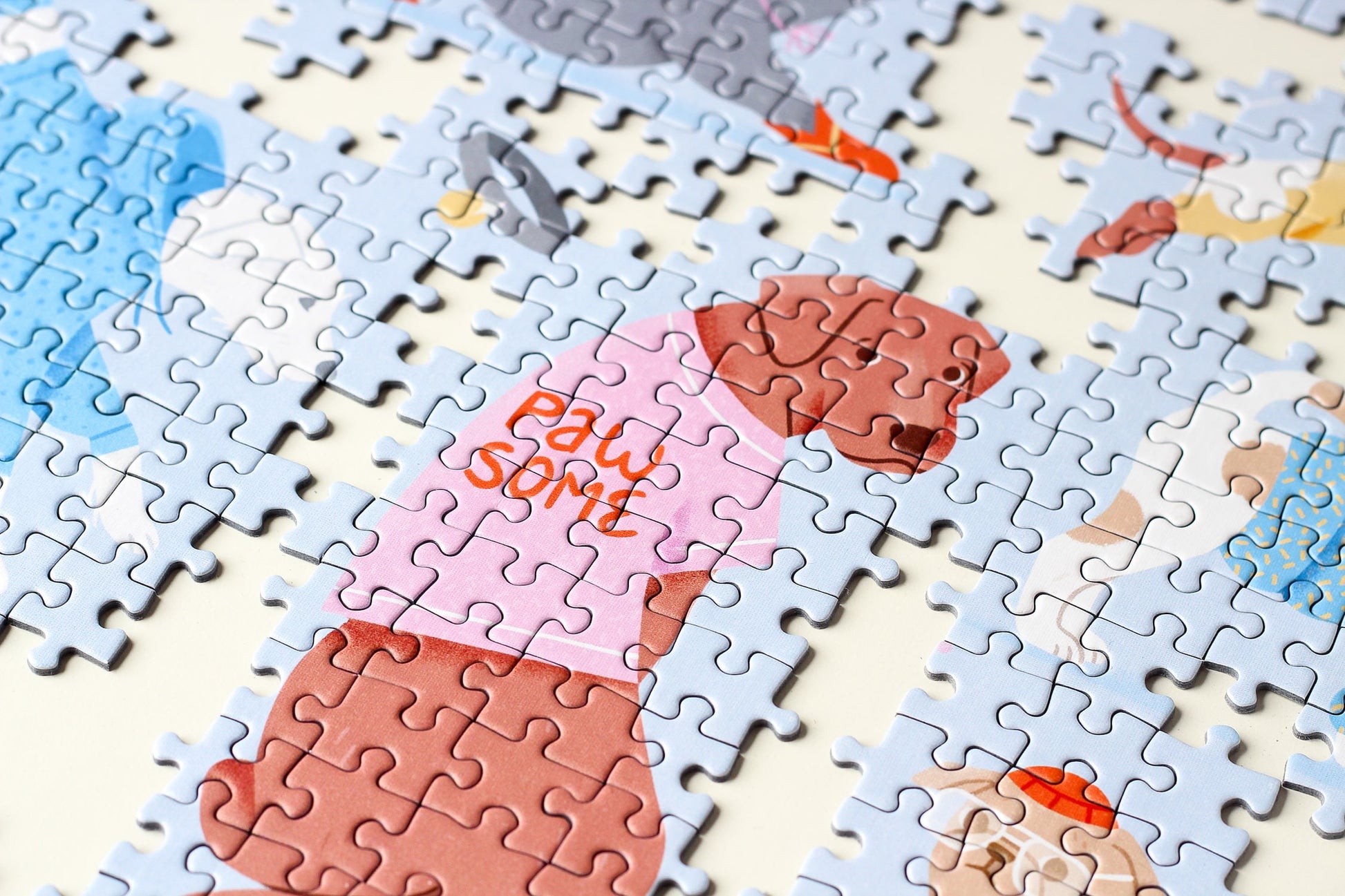 1000-teiliges Puzzle für Erwachsene von Piecely, das eine Collage aus divers gestalteten Hunden in trendigen Outfits zeigt.