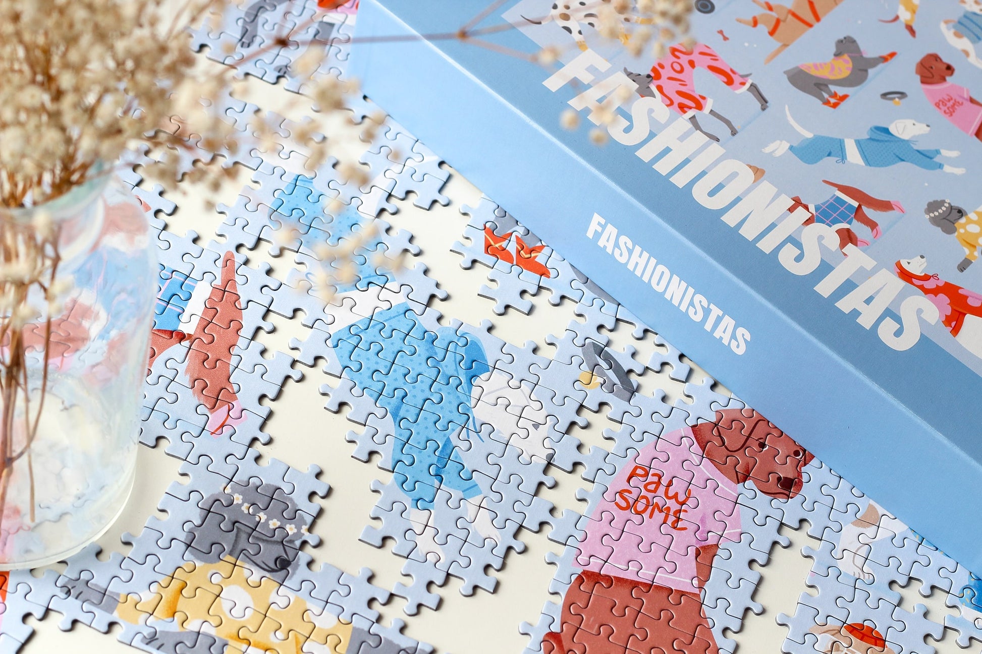 1000-teiliges Puzzle für Erwachsene von Piecely, das eine Collage aus divers gestalteten Hunden in trendigen Outfits zeigt.