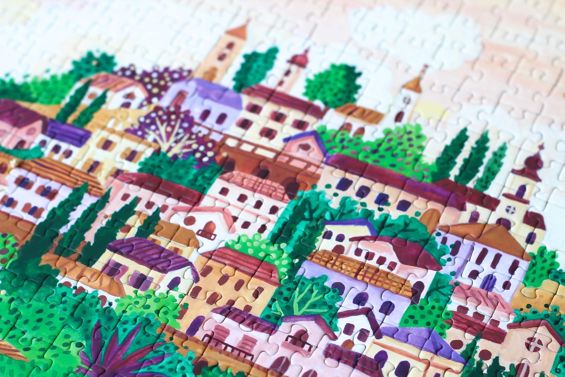 Illustration eines provenzalischen Dorfes auf einem Hügel, umgeben von blühenden Lavendelfeldern bei Sonnenuntergang, als 500-Teile Puzzle von Piecely