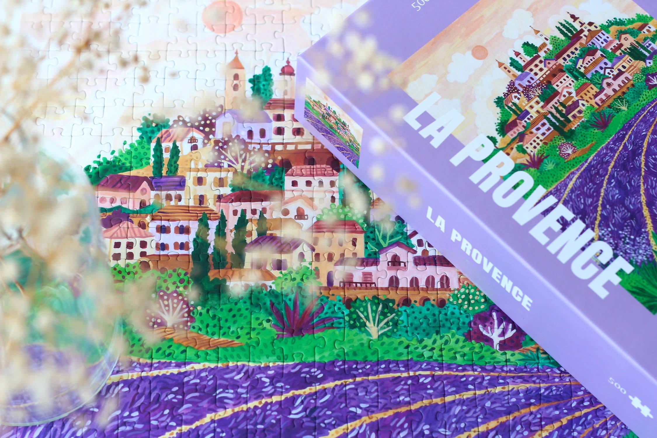 Illustration eines provenzalischen Dorfes auf einem Hügel, umgeben von blühenden Lavendelfeldern bei Sonnenuntergang, als 500-Teile Puzzle von Piecely