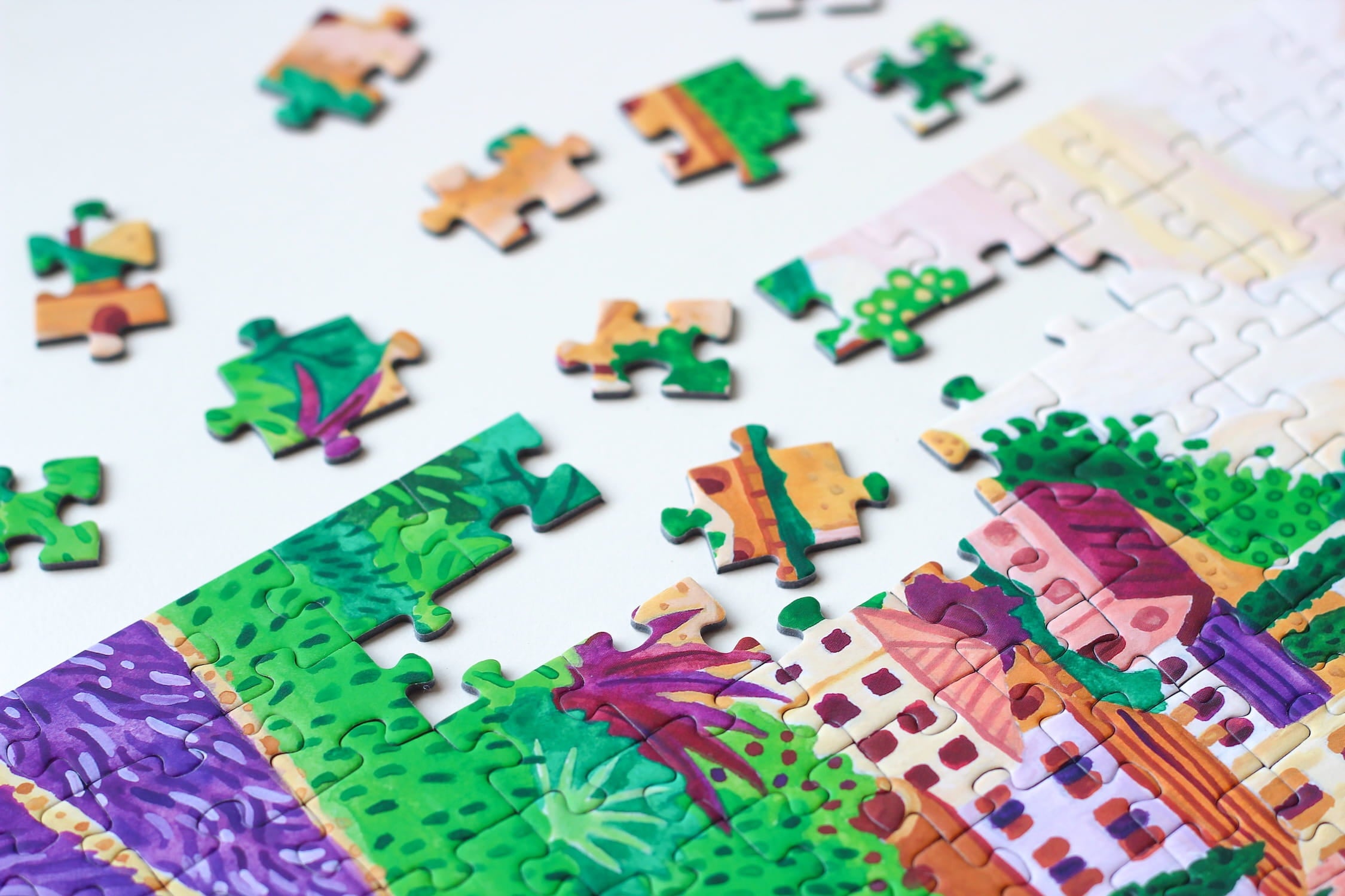 Illustration eines provenzalischen Dorfes auf einem Hügel, umgeben von blühenden Lavendelfeldern bei Sonnenuntergang, als 500-Teile Puzzle von Piecely