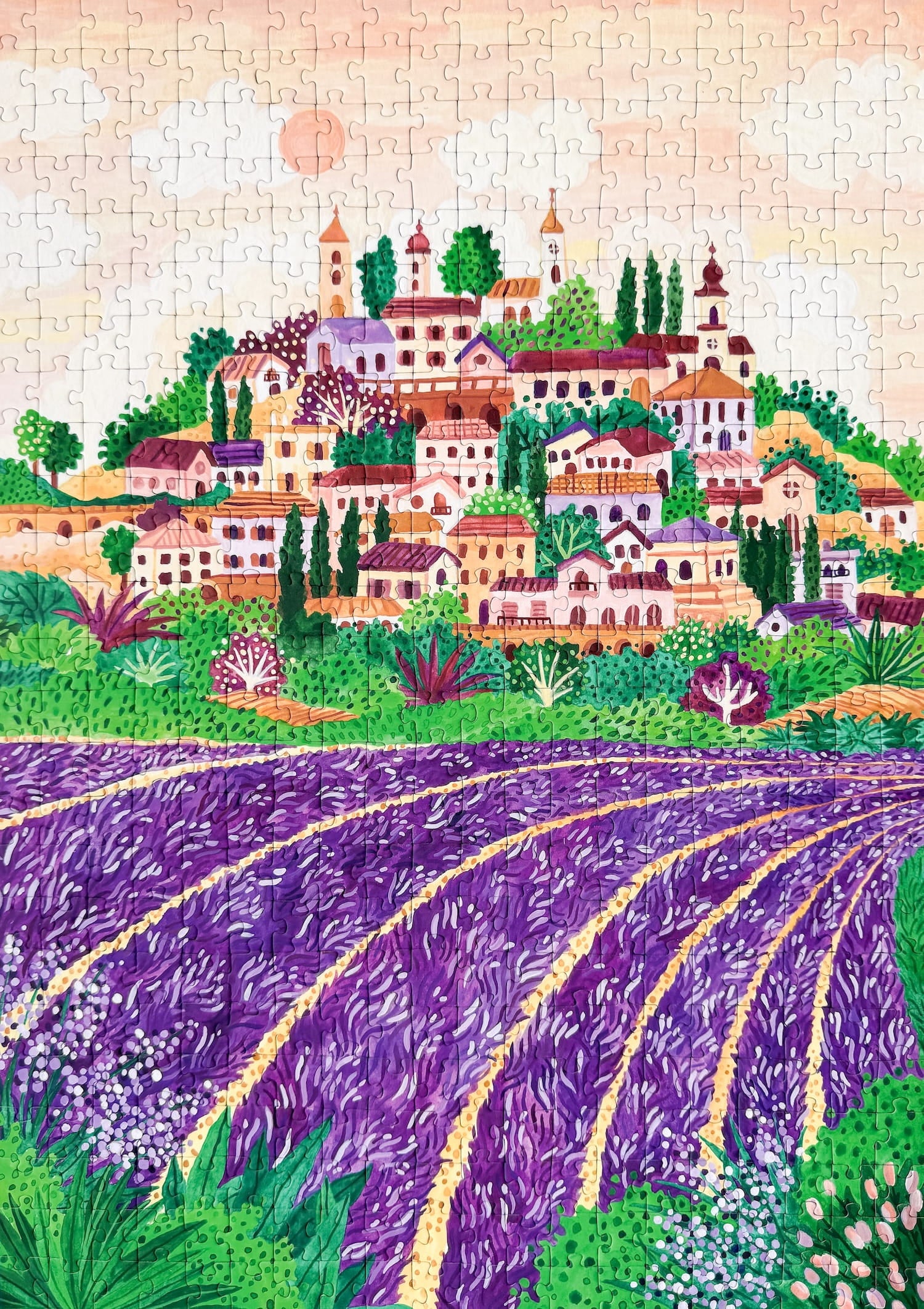 Illustration eines provenzalischen Dorfes auf einem Hügel, umgeben von blühenden Lavendelfeldern bei Sonnenuntergang, als 500-Teile Puzzle von Piecely
