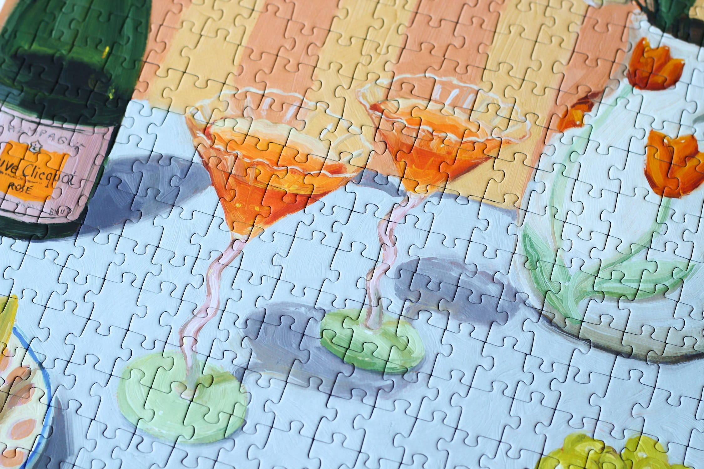Illustration eines gedeckten Tisches mit Getränken, Orangen, Trauben und Blumen in Vase, als 500-Teile Puzzle ‚Love At First Sip‘ von Piecely