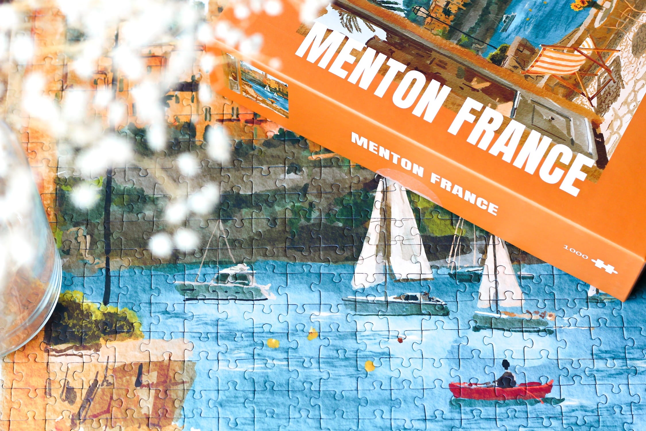 Illustration eines Balkons mit Blick auf das Meer, Segelboote und die Stadt Menton in Südfrankreich, als 1000-Teile Puzzle von Piecely