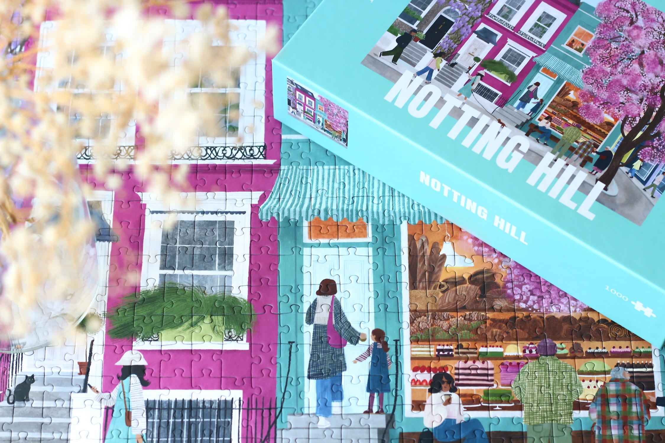 Illustration bunter Häuser in Notting Hill mit Kirschblütenbaum und Menschen auf der Straße, als 1000-Teile Puzzle von Piecely