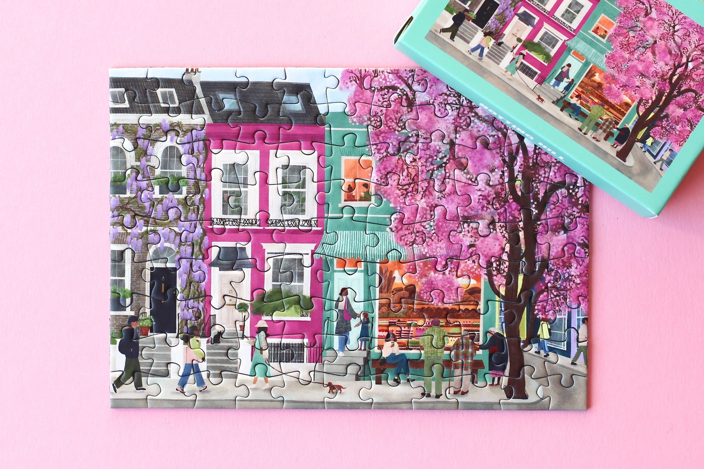 Illustration bunter Häuser in Notting Hill mit Kirschblütenbaum und Straßenszene, als 99-Teile Minipuzzle von Piecely