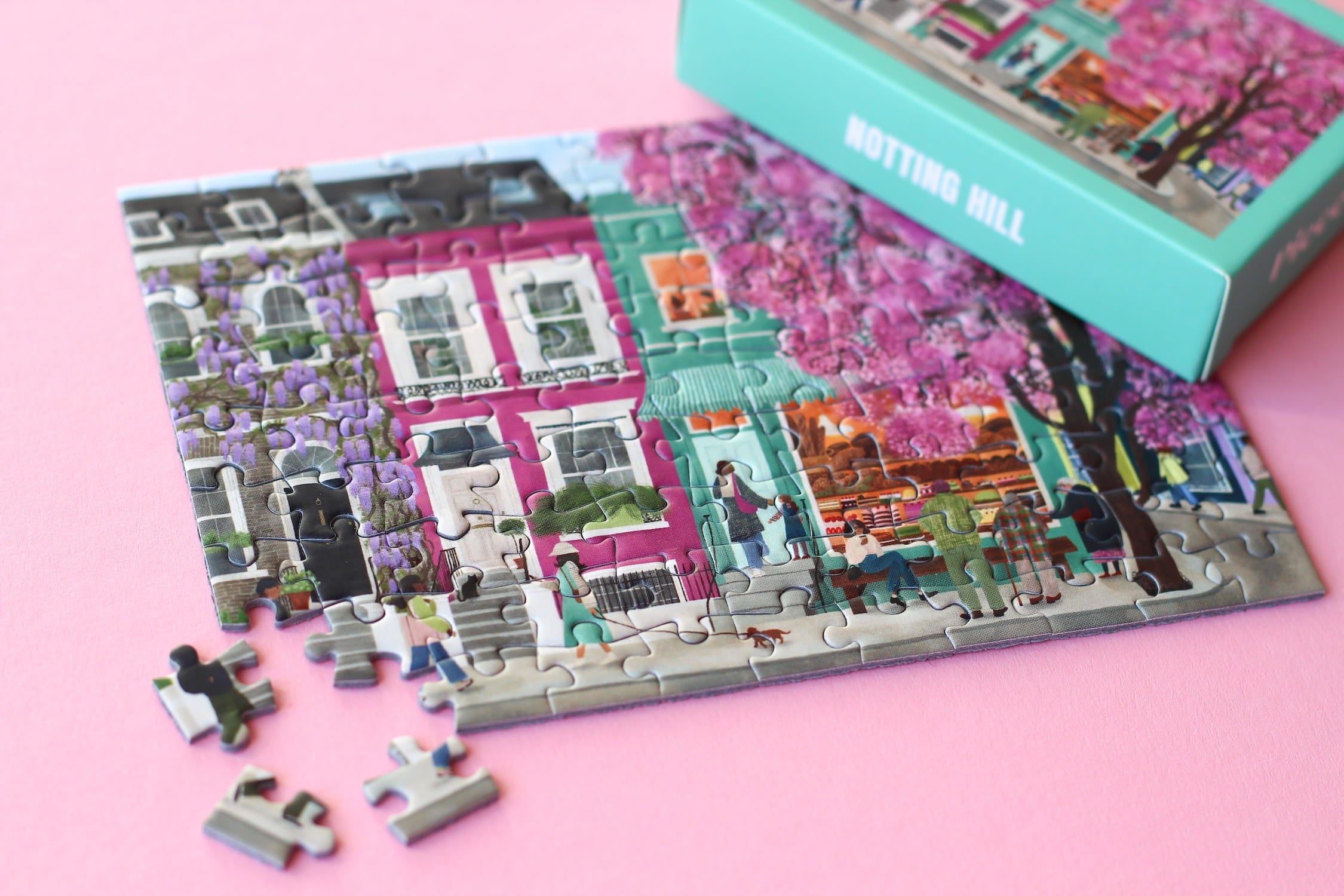 Illustration bunter Häuser in Notting Hill mit Kirschblütenbaum und Straßenszene, als 99-Teile Minipuzzle von Piecely