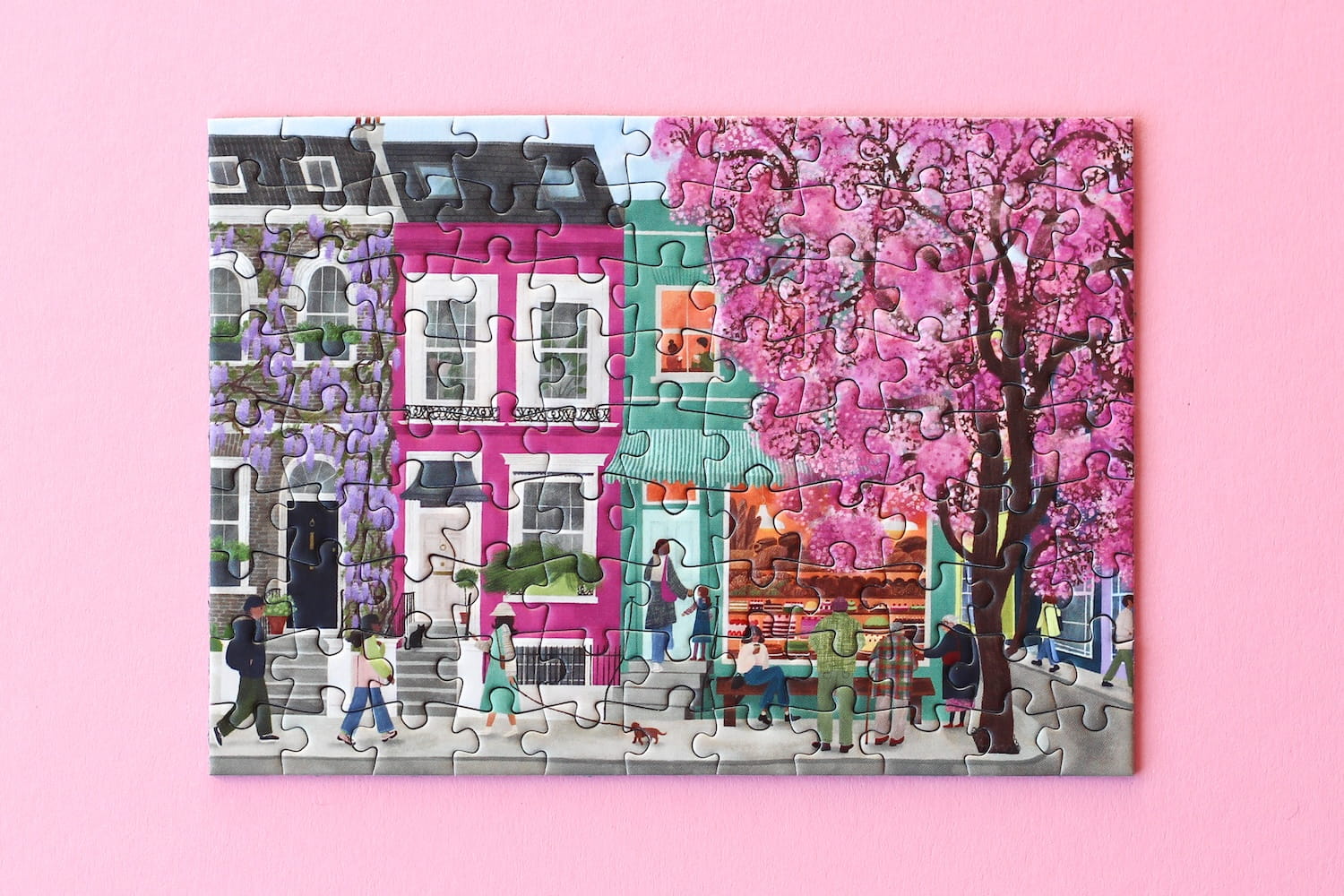 Illustration bunter Häuser in Notting Hill mit Kirschblütenbaum und Straßenszene, als 99-Teile Minipuzzle von Piecely