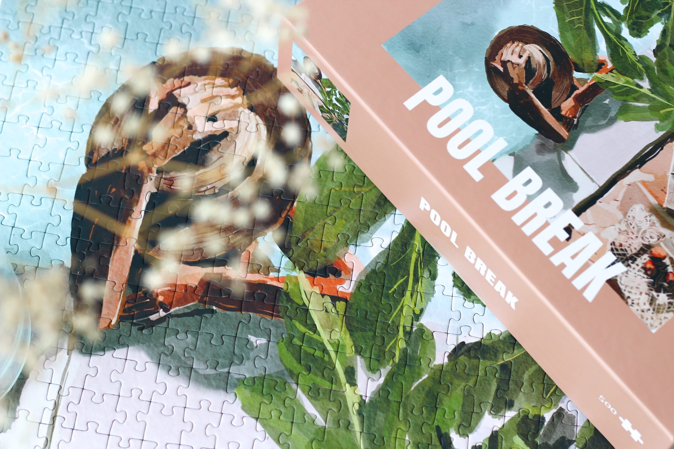 Illustration einer Frau am Pool mit Pflanzen und Buch in ruhiger Atmosphäre, als 500-Teile Puzzle ‚Pool Break‘ von Piecely