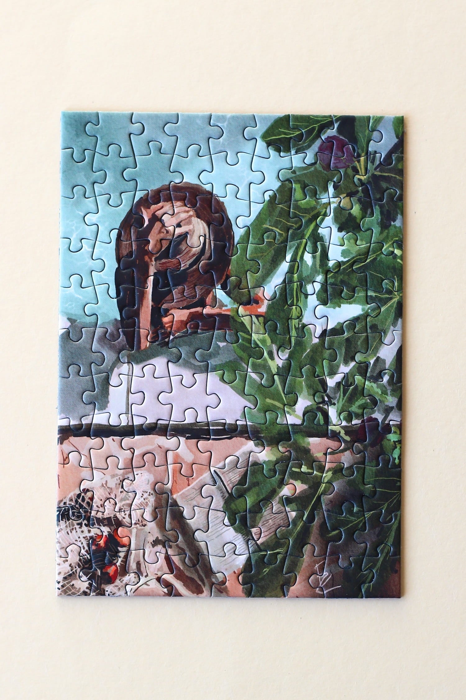 Illustration einer Frau am Pool mit Pflanzen und Buch in ruhiger Atmosphäre, als 99-Teile Minipuzzle ‚Pool Break‘ von Piecely