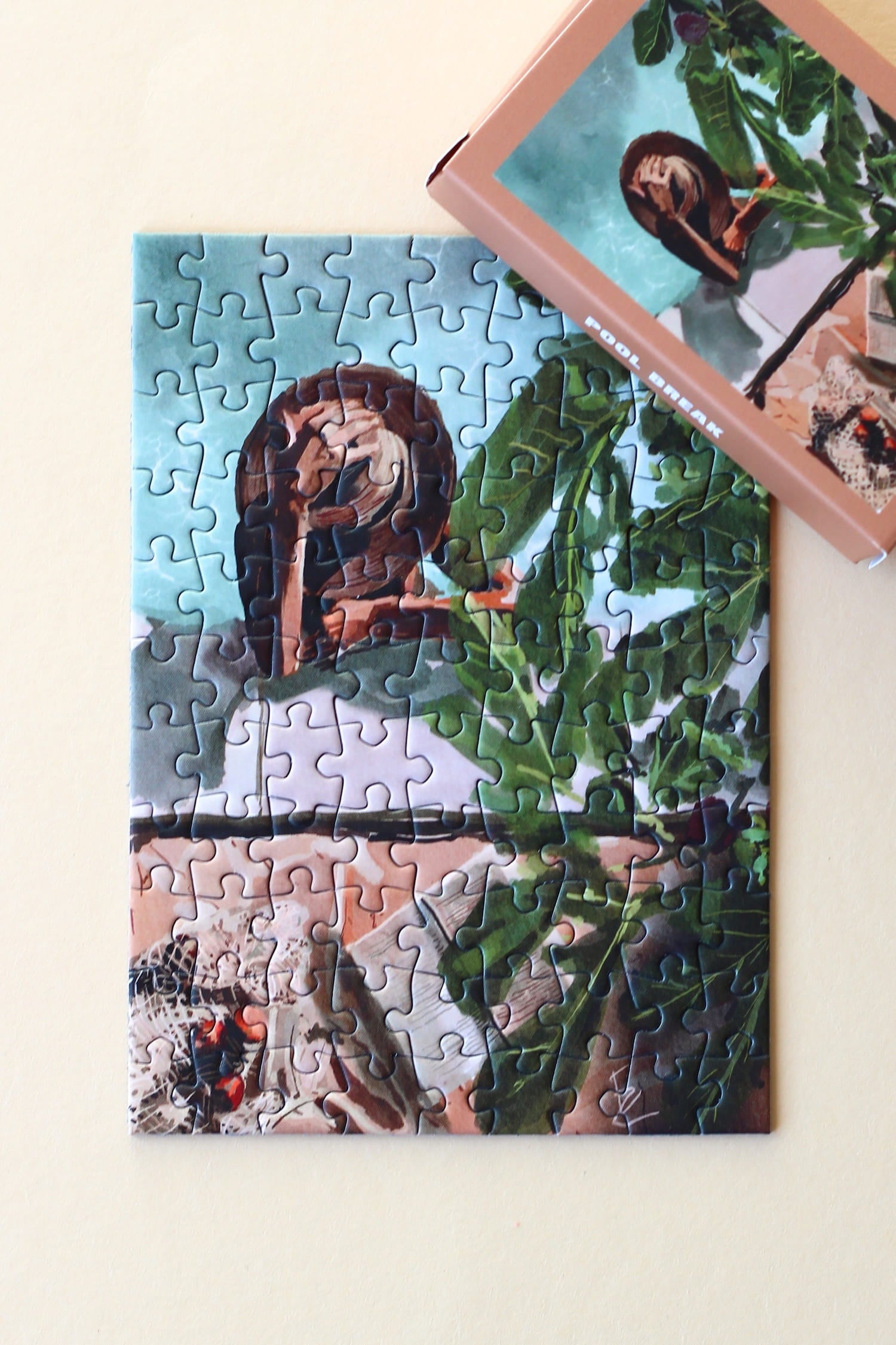 Illustration einer Frau am Pool mit Pflanzen und Buch in ruhiger Atmosphäre, als 99-Teile Minipuzzle ‚Pool Break‘ von Piecely