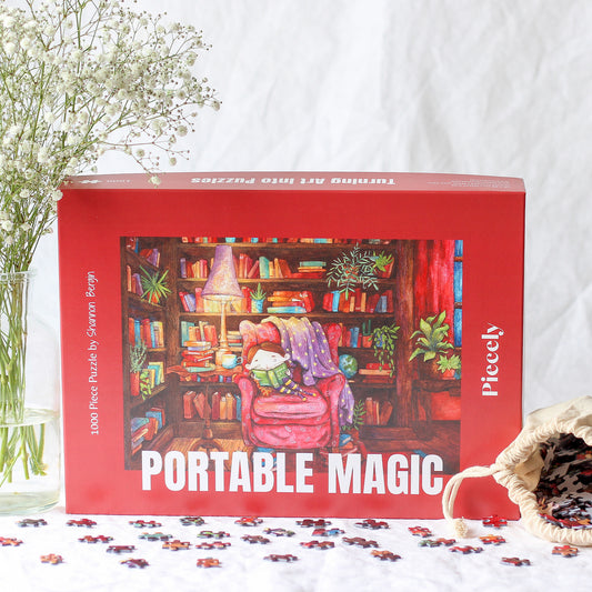 Nachhaltiges 1000-Teile-Puzzle, das ein kleines Mädchen zeigt, das umgeben von hohen Bücherregalen auf einem roten Sessel sitzt und ein Buch liest.