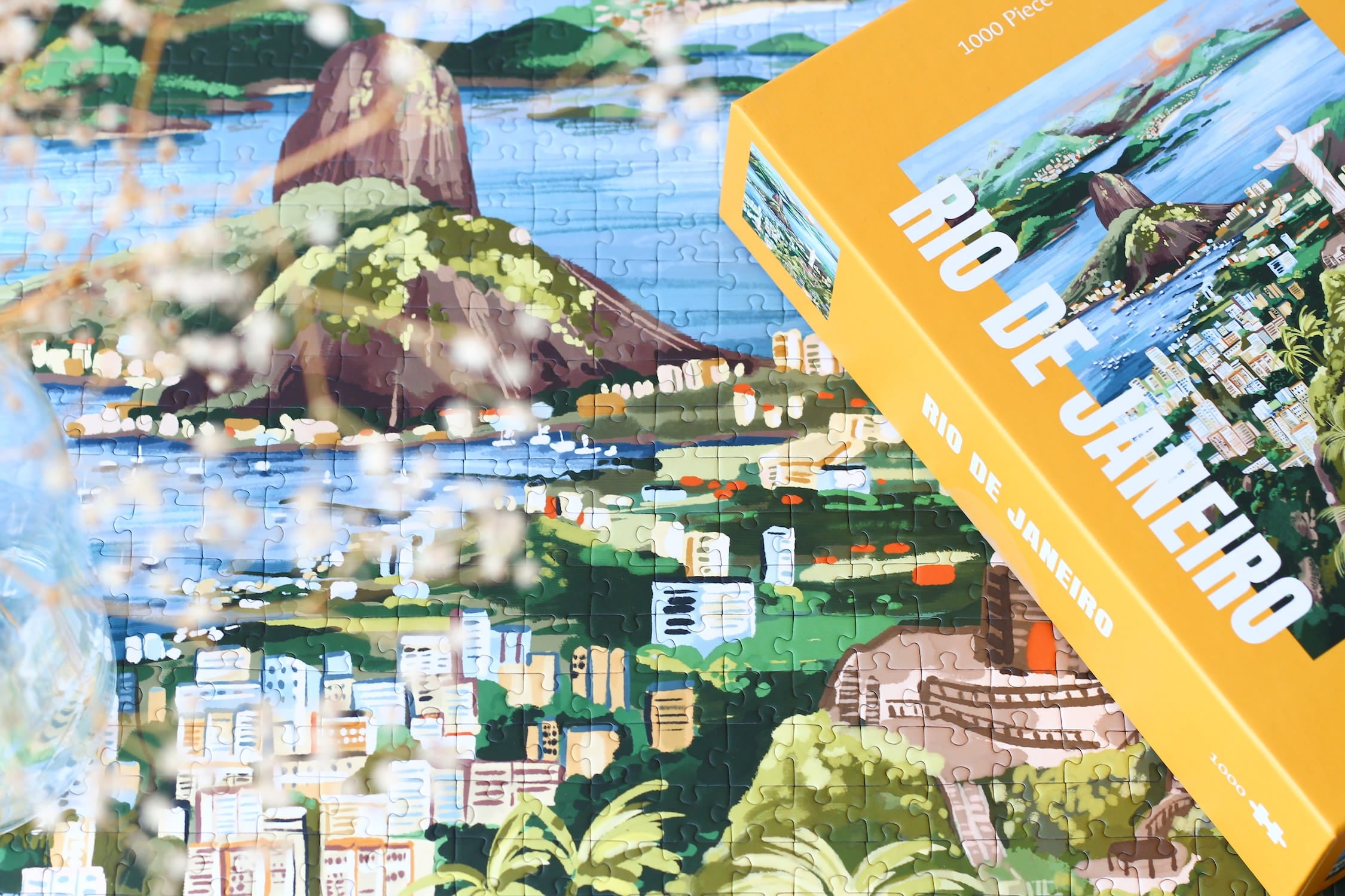 Illustration von Rio de Janeiro mit Christusstatue, Küste, Bergen und Stadtansicht, als 1000-Teile Puzzle von Piecely