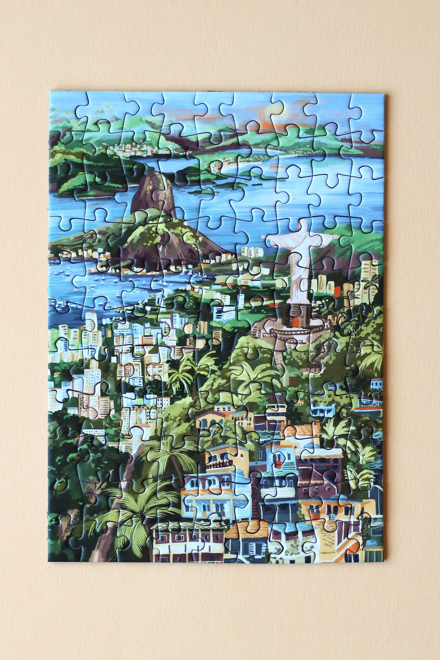 Illustration von Rio de Janeiro mit Christusstatue, Bergen, Stadt und Küste, als 99-Teile Minipuzzle von Piecely