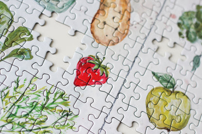 1000-teiliges Seasons Puzzle für Erwachsene, das verschiedene Obst und Gemüsesorten und die Jahreszeiten, in denen sie saisonal sind, zeigt.