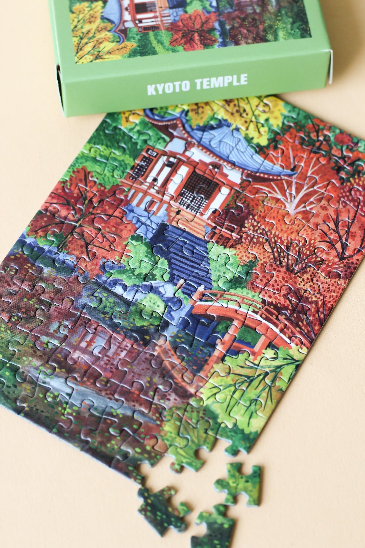 Plastikfreies Minipuzzle für Erwachsene, das den Daigo-Ji Tempel in Kyoto, Japan im Herbst zeigt. 