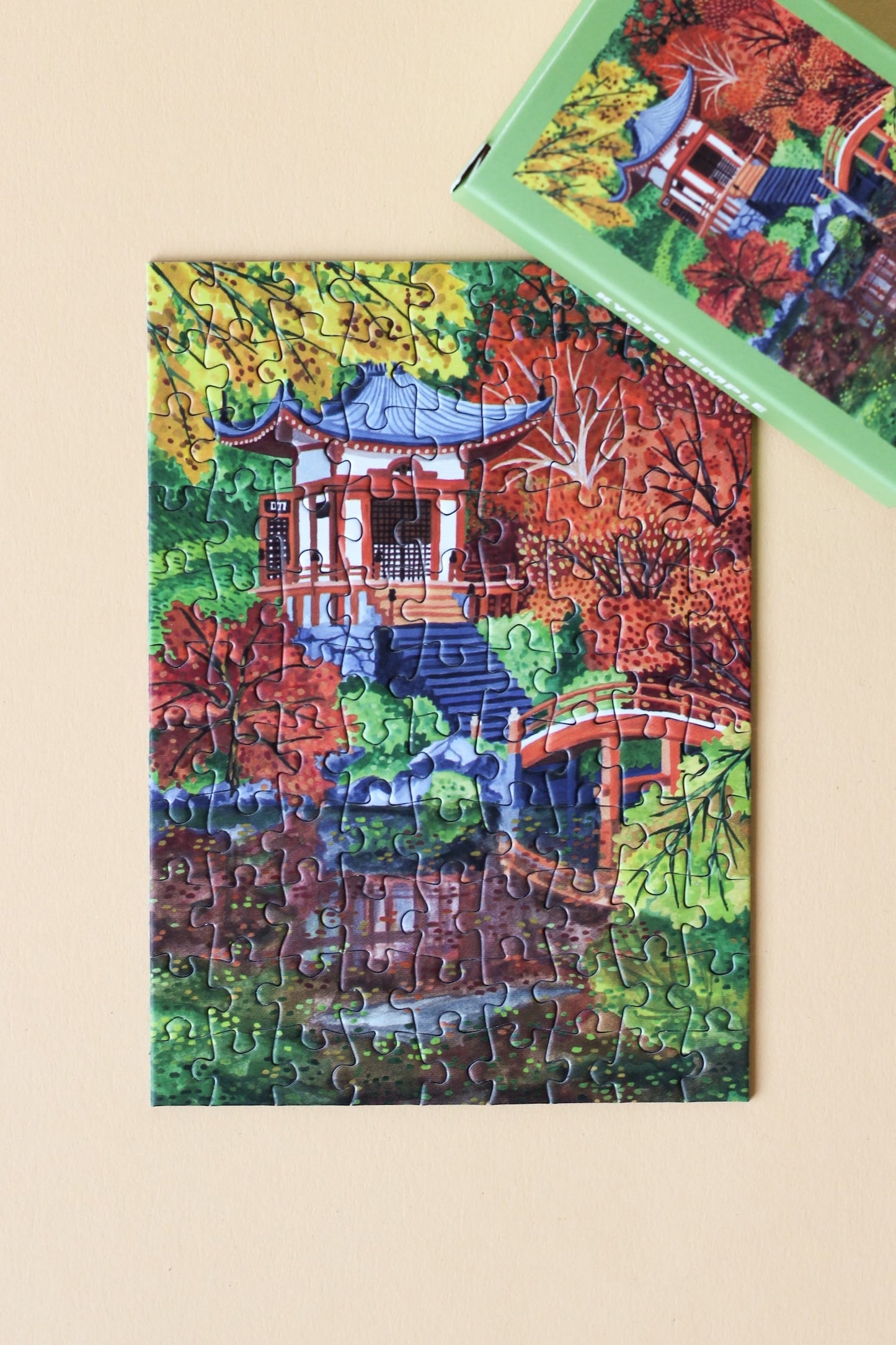 Plastikfreies Minipuzzle für Erwachsene, das den Daigo-Ji Tempel in Kyoto, Japan im Herbst zeigt. 