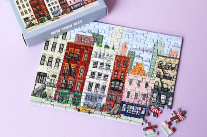 Plastikfreies Minipuzzle für Erwachsene, das die Skyline von New York City im Winter zeigt. 