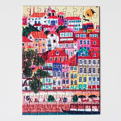 99-teiliges Porto Minipuzzle für Erwachsene, das die bunten Häuser und die Küste der Stadt Porto in Portugal zeigt.