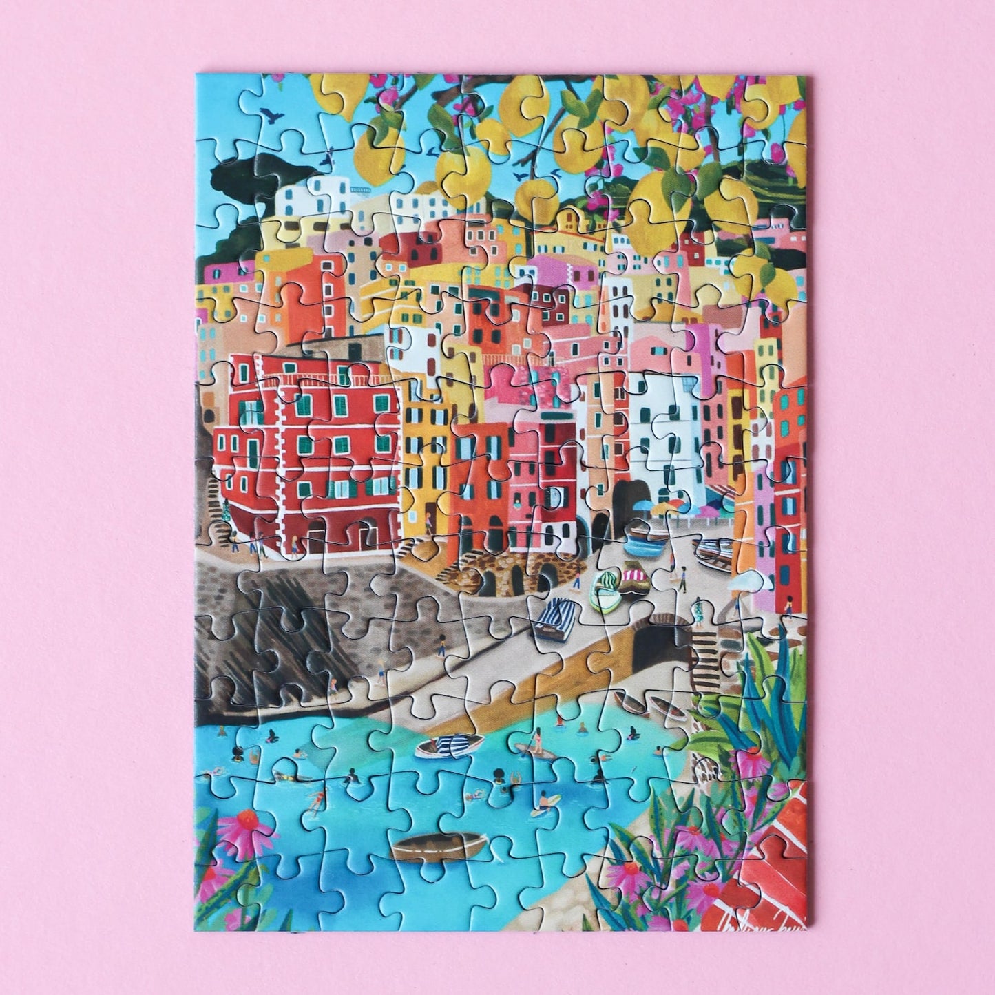 Außergewöhnliches Minipuzzle für Erwachsene mit 99 Teilen, das Riomaggiore in Cinque Terre, Italien zeigt.