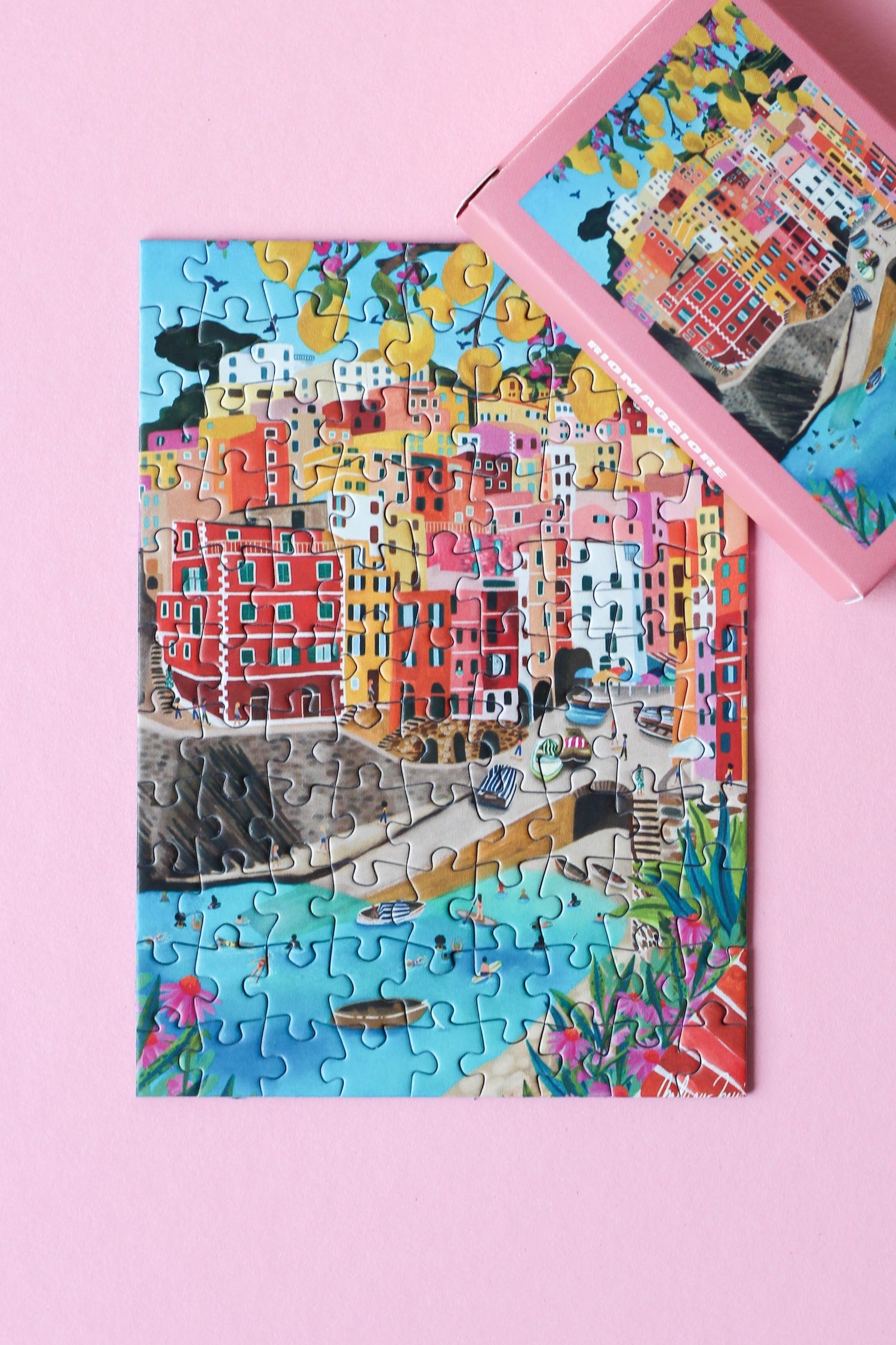 Außergewöhnliches Minipuzzle für Erwachsene mit 99 Teilen, das Riomaggiore in Cinque Terre, Italien zeigt.