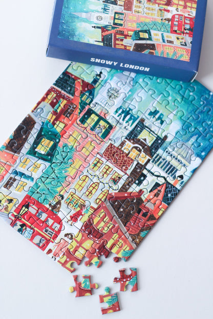 99-teiliges Minipuzzle für Erwachsene, das ein verschneites London zur Weihnachtszeit zeigt.