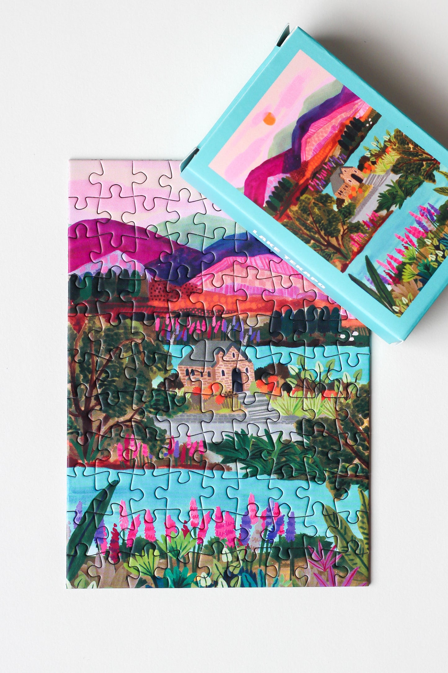 99-teiliges Lake Tekapo Minipuzzle für Erwachsene, das ein Haus am Tekapo See in Neuseeland zeigt.