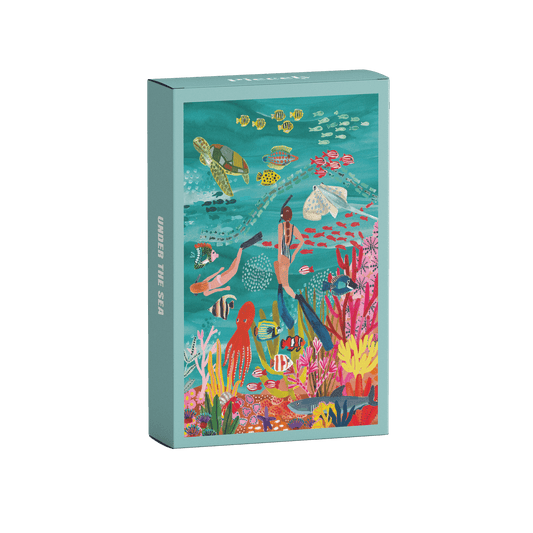99-teiliges Under The Sea Minipuzzle für Erwachsene, das zwei Frauen beim Schnorcheln im Meer zeigt. Die Frauen sind umgeben von bunten Fischen, einem Oktopus, einem Rochen, einer Schildkröte und einem Hai.