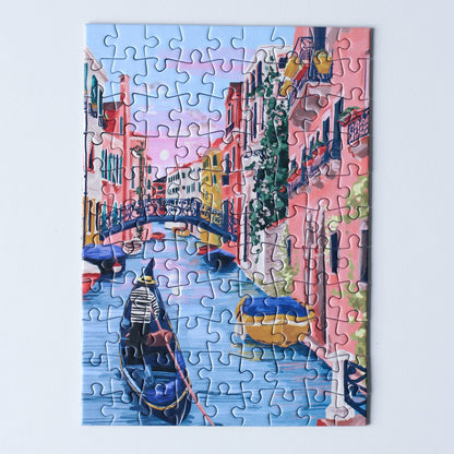 99-teiliges Minipuzzle für Erwachsene, das eine Gondola auf den Kanälen von Venedig zeigt.