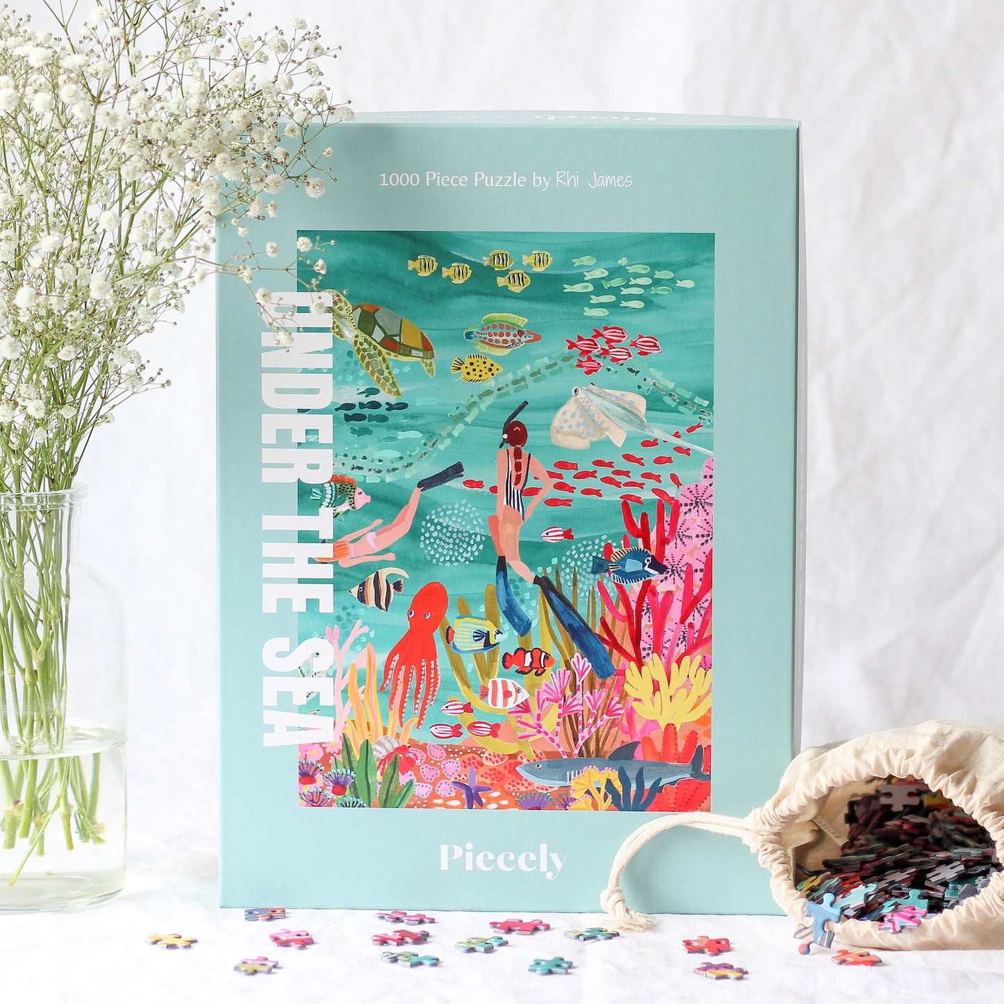 10000-teiliges, nachhaltiges Puzzle für Erwachsene, das eine farbenfrohe Unterwasserlandschaft mit Taucherinnen, Fischen, einem Hai, einer Schildkröte, einem Oktopus und einem Rochen zeigt.