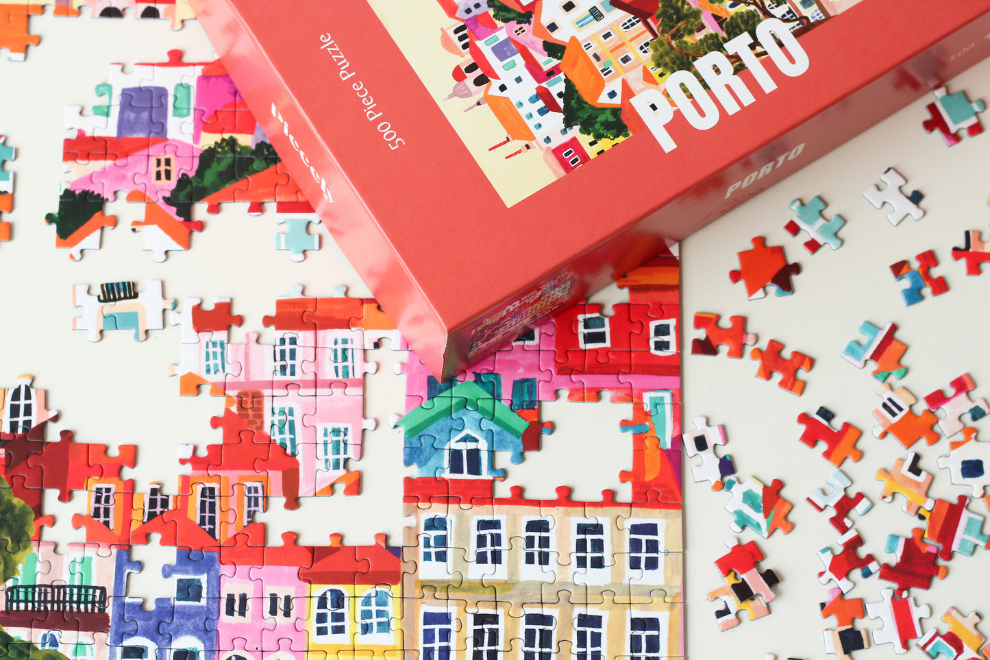 Nachhaltiges Puzzle mit 500 Teilen, das die portugiesische Stadt Porto mit ihren bunten Häusern zeigt.