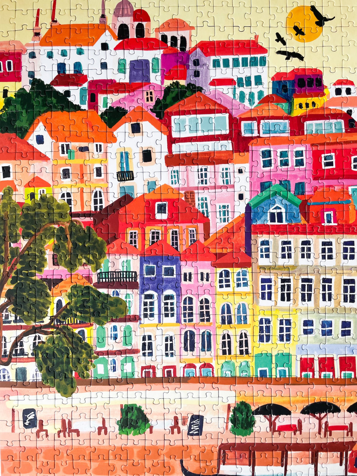 Nachhaltiges Puzzle mit 500 Teilen, das die portugiesische Stadt Porto mit ihren bunten Häusern zeigt.