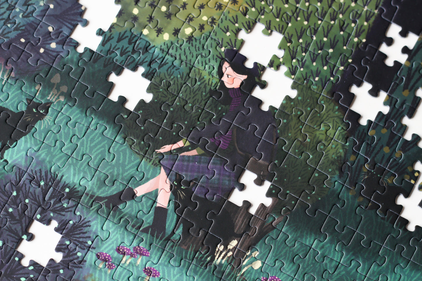 Nachhaltiges Puzzle mit 1000 Teilen, das einen düsteren Wald mit einer Frau, drei Katzen und einer Fledermaus zeigt.