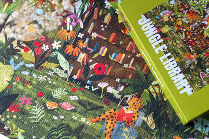 Nachhaltiges Puzzle für Erwachsene, das eine Bibliothek mitten im Dschungel zeigt, in der Tiger, Leopard, Schlange und Affe ihre Nasen in die Bücher stecken.