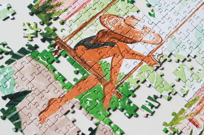 Nachhaltiges Puzzle mit 1000 Teilen, das eine Frau mit einem großen Hut auf einer Schaukel mitten im Dschungel zeigt.