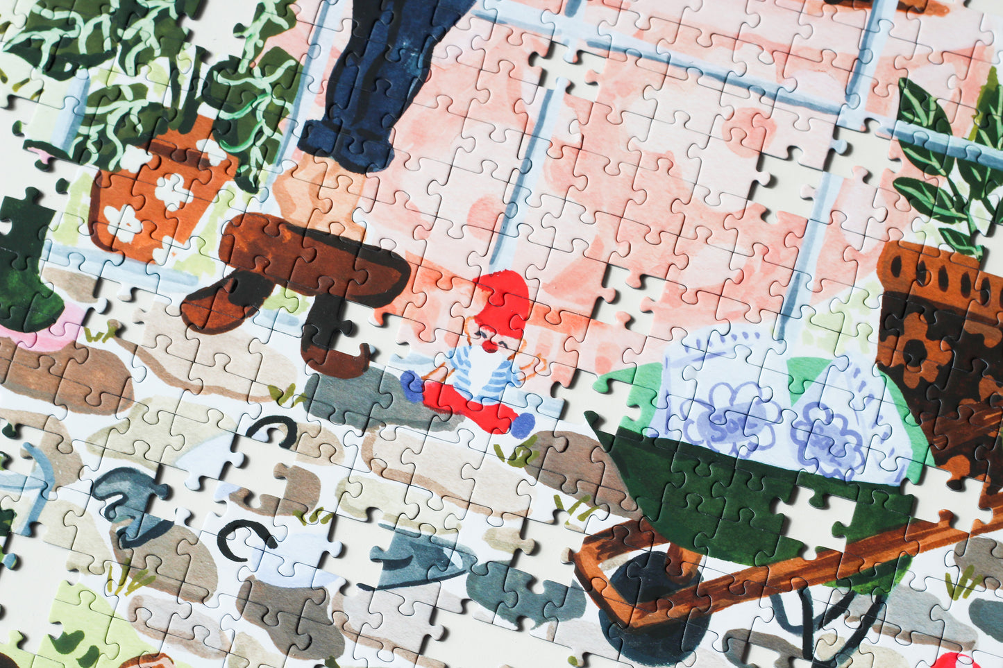 Nachhaltiges Puzzle mit 1000 Teilen, das ein Gewächshaus mit riesigen Stiefmütterchen und einer Gärtnerin zeigt.
