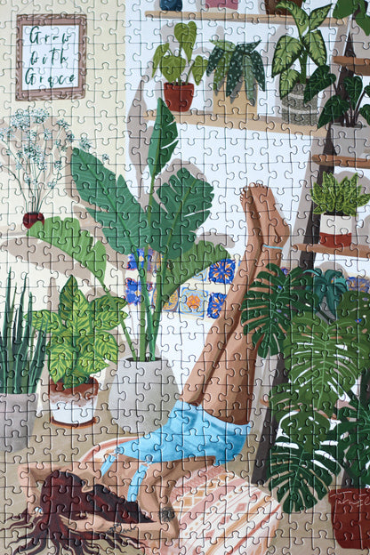 Nachhaltiges, plastikfreies Puzzle für Erwachsene, das eine Frau auf dem Boden liegend zeigt. An der Wand befinden sich Regale mit Zimmerpflanzen.