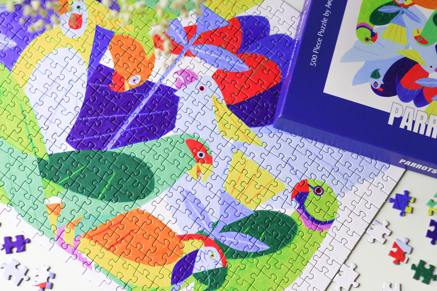 500-teiliges Parrots Puzzle, das viele bunte Papageien zeigt.