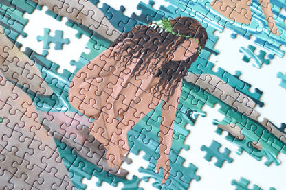 Nachhaltiges, plastikfreies Puzzle für Erwachsene, das Frauen beim Baden in einem See mit Wasserfall bei Vollmond zeigt.
