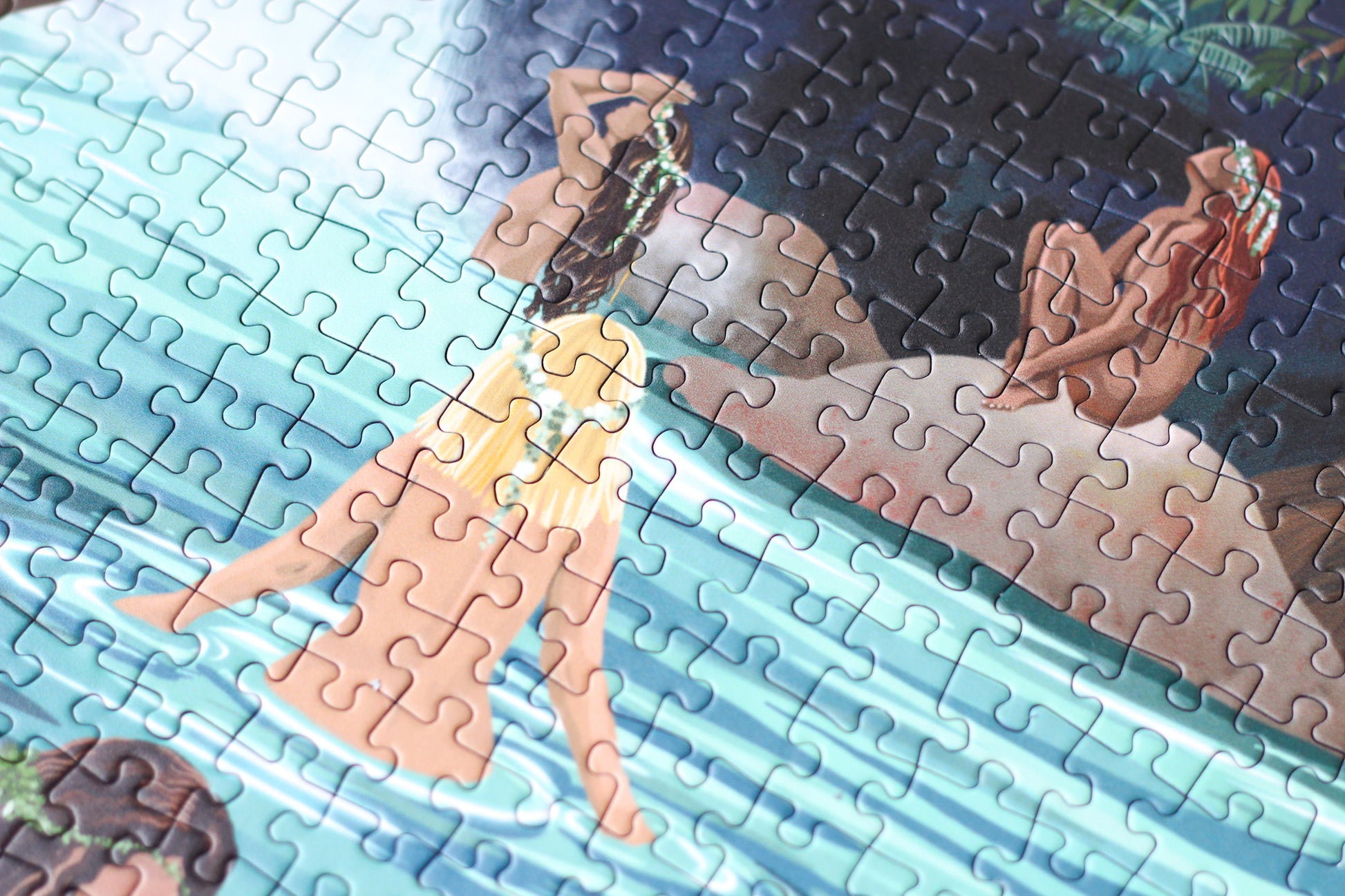 Nachhaltiges, plastikfreies Puzzle für Erwachsene, das Frauen beim Baden in einem See mit Wasserfall bei Vollmond zeigt.