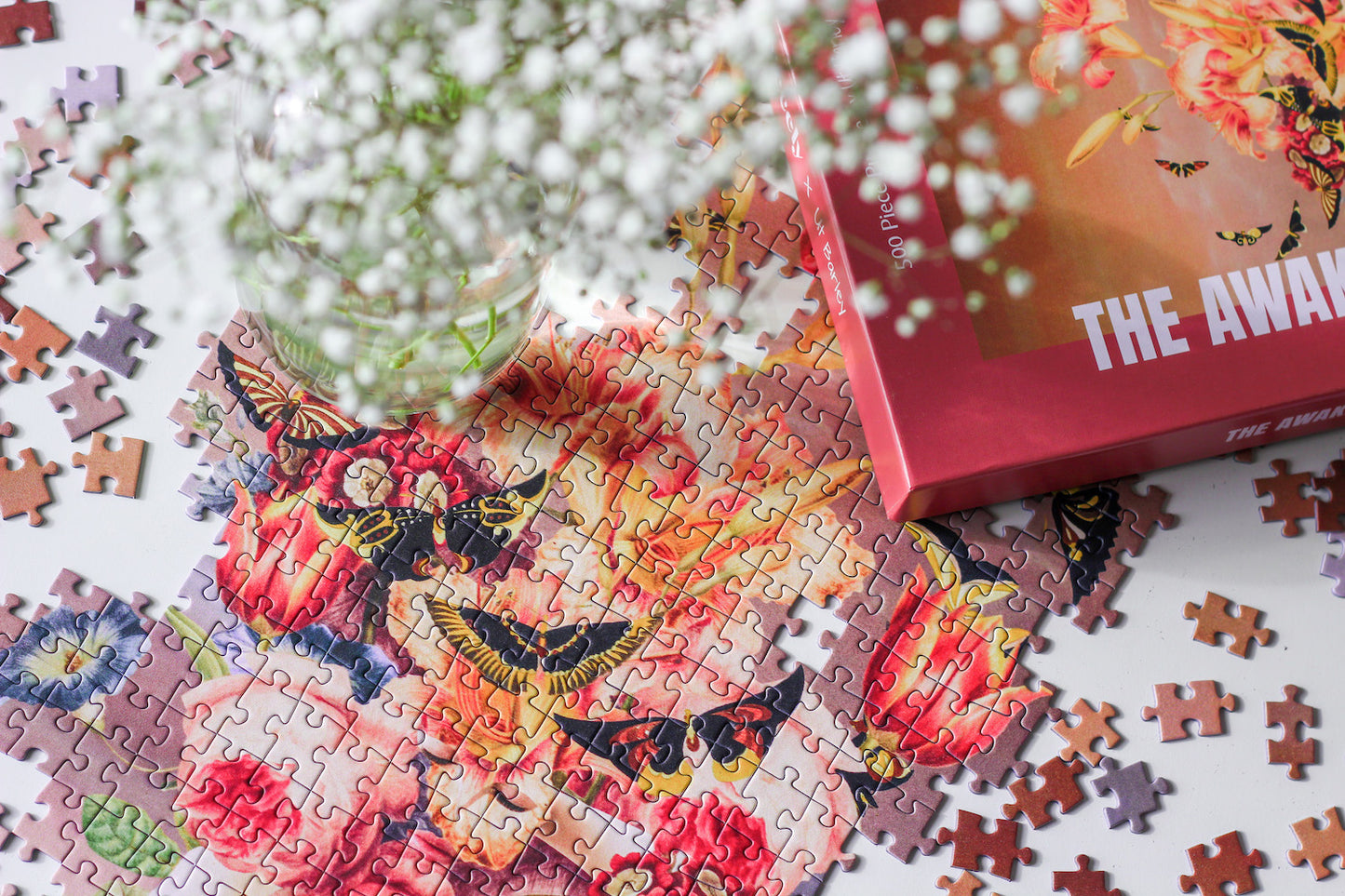 500-teiliges The Awakening Puzzle, das eine Collage aus einer Frau, Blumen und Schmetterlingen vor einem Farbverlauf zeigt. 