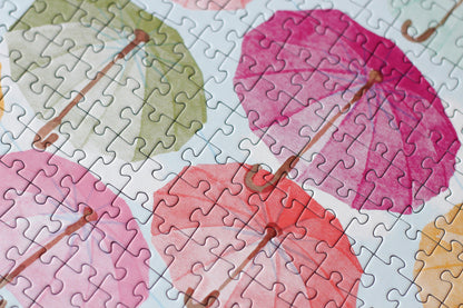 Nachhaltiges, 500-teiliges Puzzle für Erwachsene, das ein Dach aus bunten Regenschirmen zeigt.